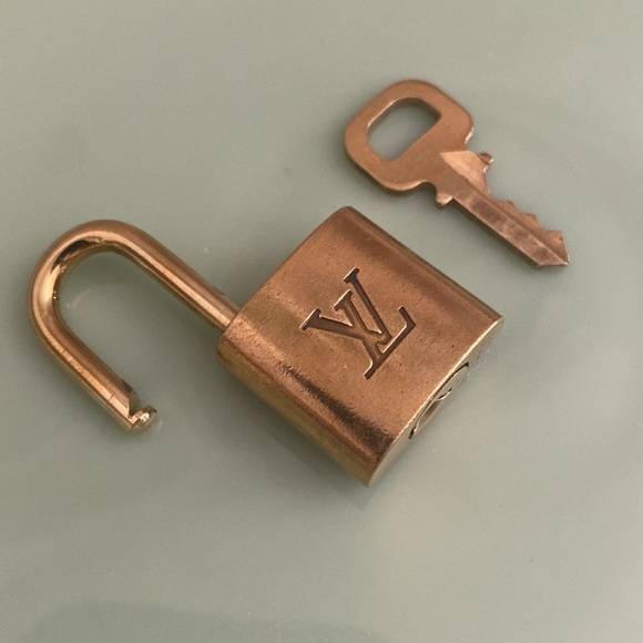 Louis Vuitton Lock & Key #322 - Picture 6 of 7